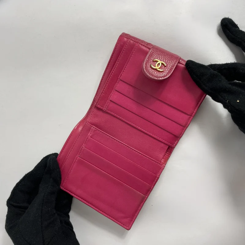Chanel Gesteppte, kompakte Geldbörse mit Klappe von Caviar, Rosa