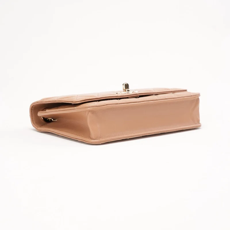 Chanel Beige Lammleder Stepp-Geldbörse mit CC-Anhänger (WOC)