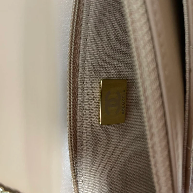 Chanel Beige Lammleder Stepp-Geldbörse mit CC-Anhänger (WOC)