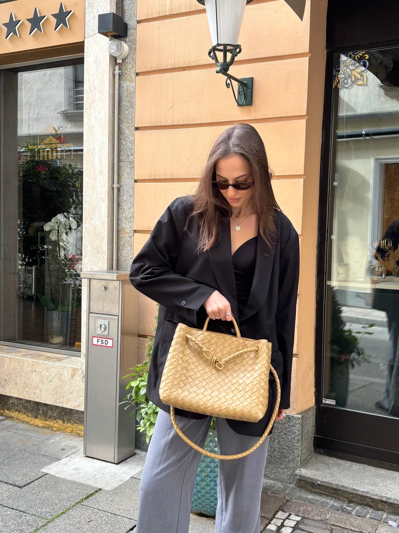 Bottega Veneta Andiamo Intrecciato Mittelgroße dunkelbeige Tasche