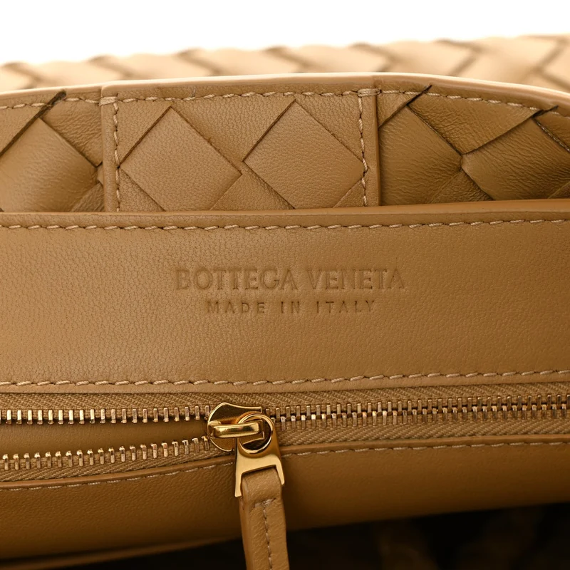 Bottega Veneta Andiamo Intrecciato Mittelgroße dunkelbeige Tasche