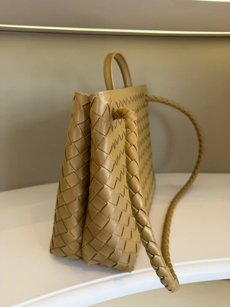 Bottega Veneta Andiamo Intrecciato Mittelgroße dunkelbeige Tasche