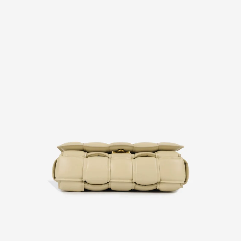 Bottega Veneta Beige Intrecciato gepolsterte Kettenkassettentasche