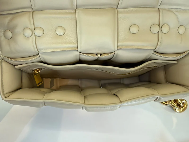 Bottega Veneta Beige Intrecciato gepolsterte Kettenkassettentasche