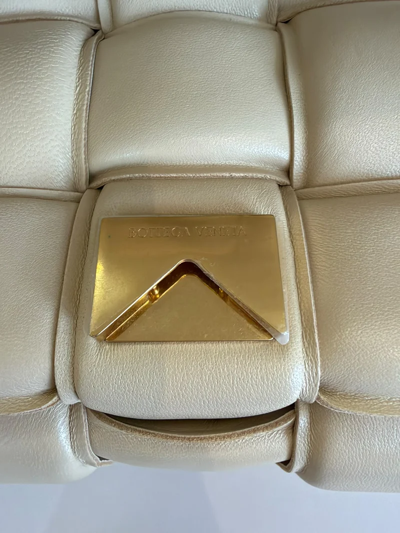 Bottega Veneta Beige Intrecciato gepolsterte Kettenkassettentasche