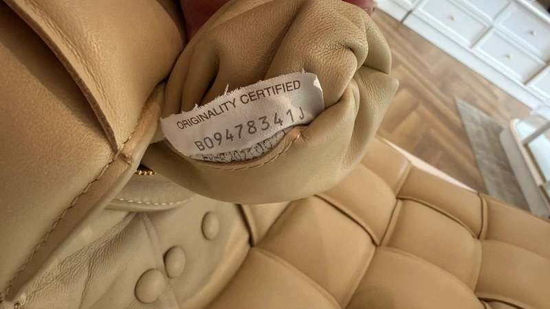 Bottega Veneta Beige Intrecciato gepolsterte Kettenkassettentasche
