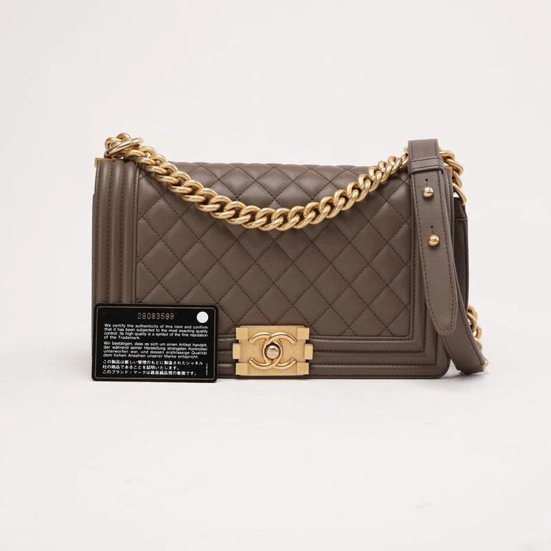Chanel Medium Boy Flap Bag aus gestepptem Lammleder in Taupe, 2018