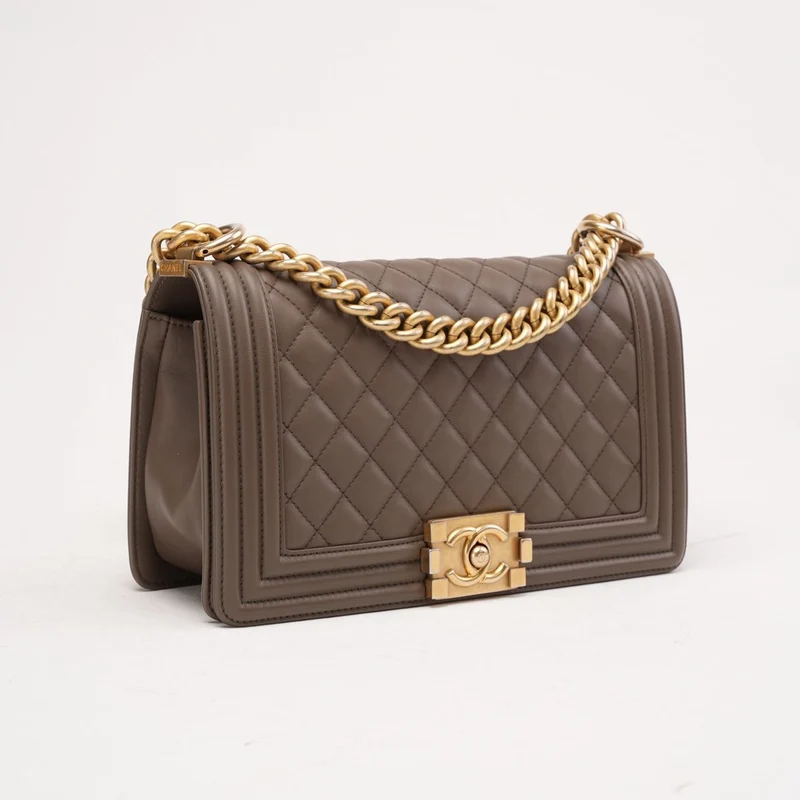 Chanel Medium Boy Flap Bag aus gestepptem Lammleder in Taupe, 2018