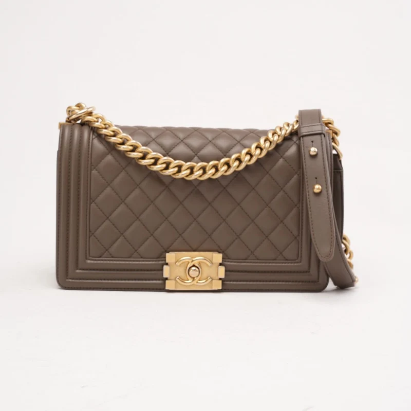 Chanel Medium Boy Flap Bag aus gestepptem Lammleder in Taupe, 2018