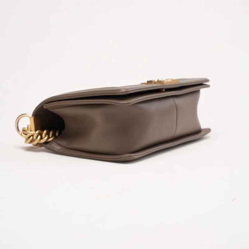 Chanel Medium Boy Flap Bag aus gestepptem Lammleder in Taupe, 2018