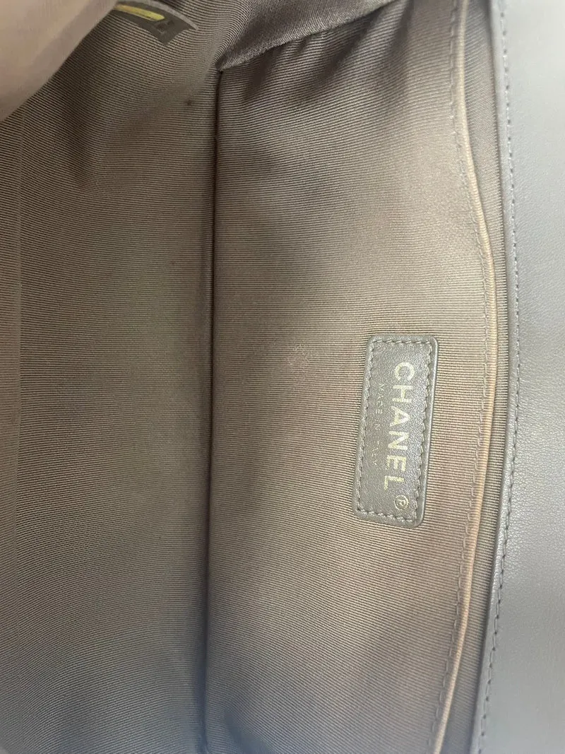Chanel Medium Boy Flap Bag aus gestepptem Lammleder in Taupe, 2018