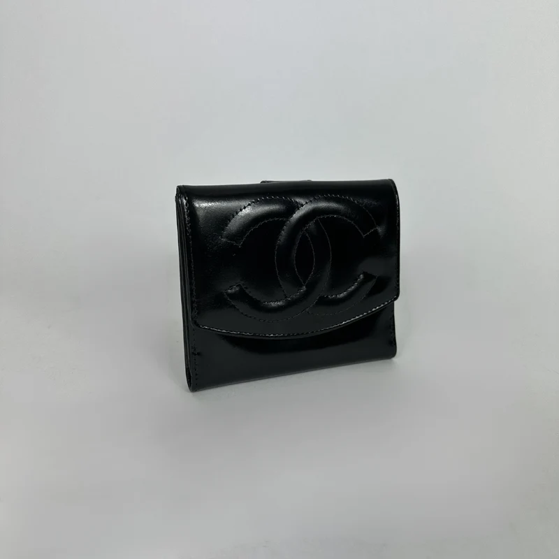 Chanel Schwarzes, übergroßes CC-Kompakt-Geldbörsen-Modell aus Lackleder