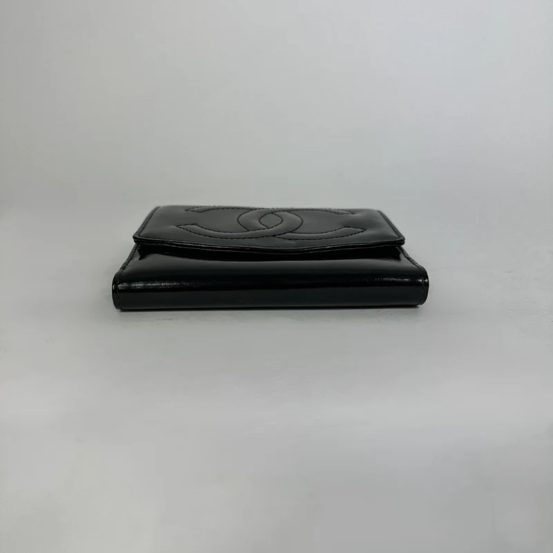Chanel Schwarzes, übergroßes CC-Kompakt-Geldbörsen-Modell aus Lackleder