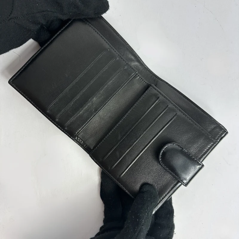Chanel Schwarzes, übergroßes CC-Kompakt-Geldbörsen-Modell aus Lackleder