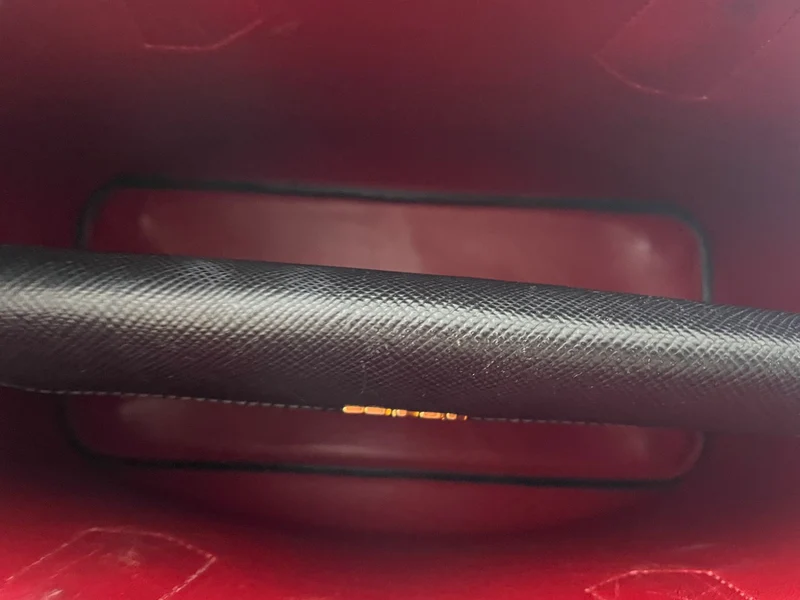 Prada Saffiano Leder Schwarz/Rot Große Doppeltasche Goldbeschläge