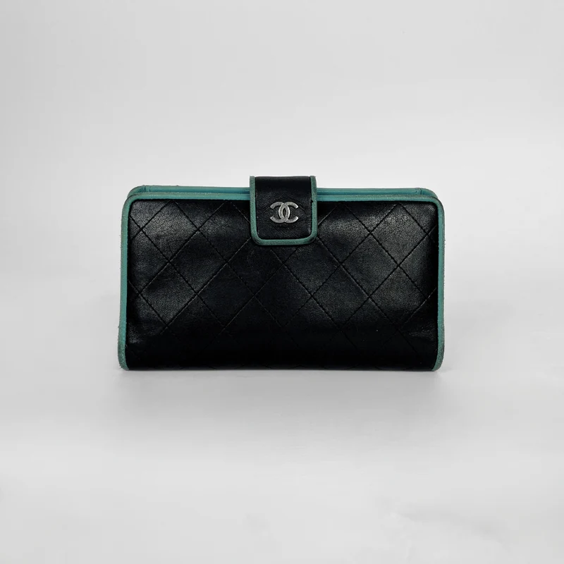 Chanel Gesteppte Yen-Geldbörse aus Lammleder, schwarz mit türkisfarbenem Innenfutter
