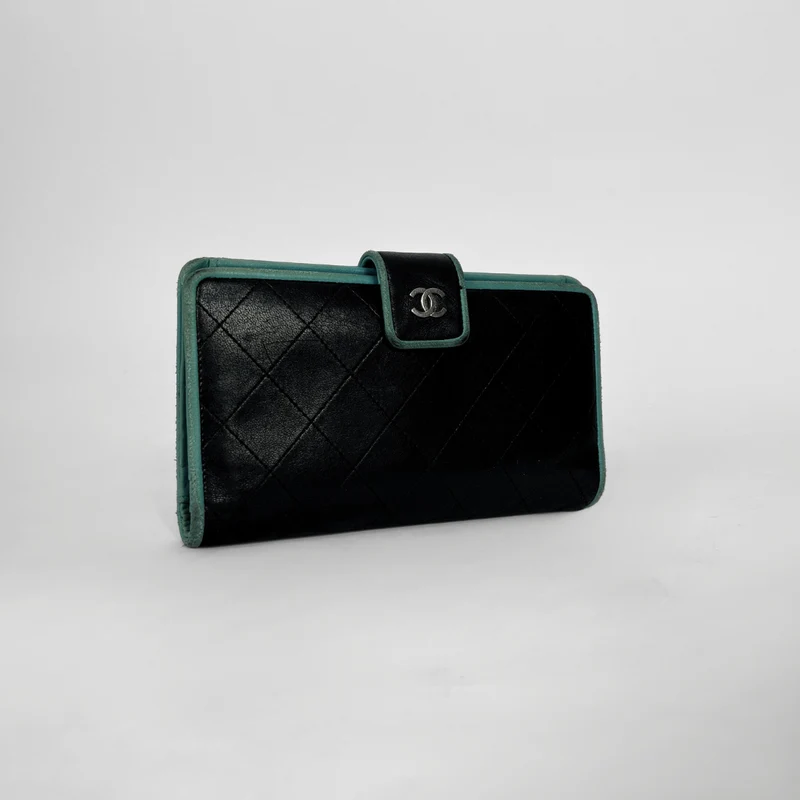 Chanel Gesteppte Yen-Geldbörse aus Lammleder, schwarz mit türkisfarbenem Innenfutter
