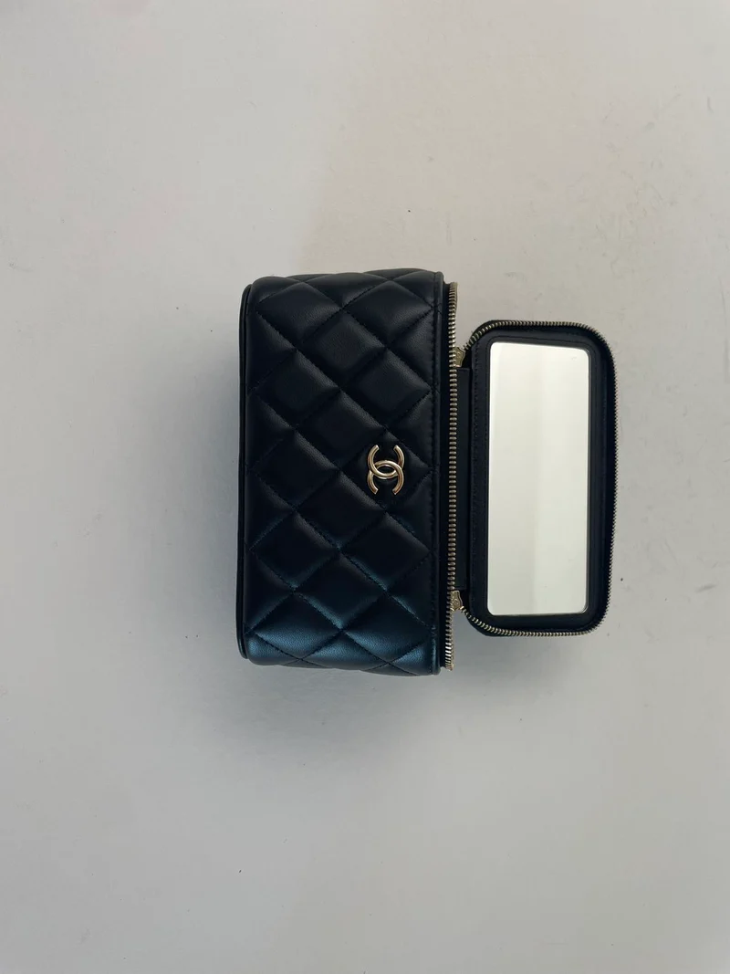 Klassischer Chanel Kosmetikkoffer aus schwarzem, gestepptem Lammleder mit Tragegriff
