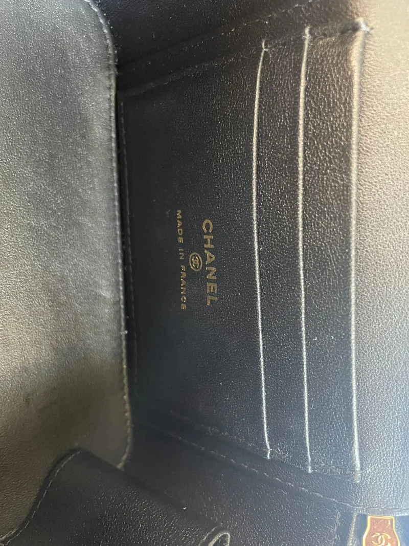 Klassischer Chanel Kosmetikkoffer aus schwarzem, gestepptem Lammleder mit Tragegriff