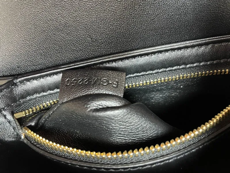 Celine Teen Triomphe Tasche aus glänzendem Kalbsleder, Schwarz, 2020