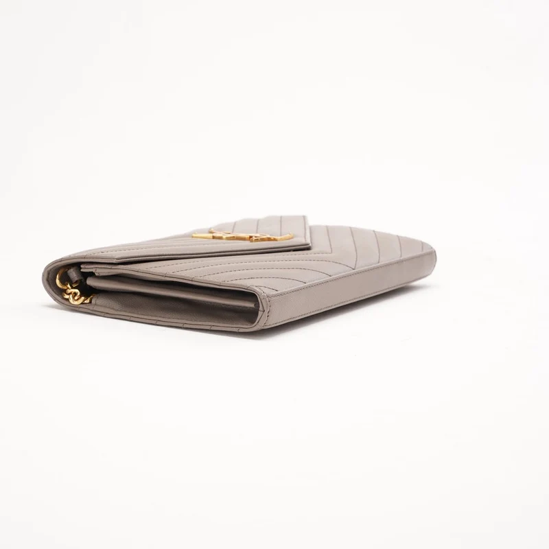 Saint Lauren großes Portemonnaie mit Umschlagkette in dunkelbeigem Grain de Poudre 2015