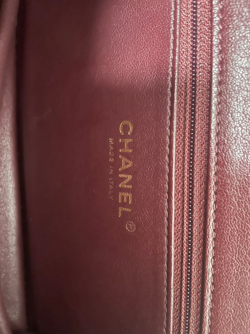 Chanel Burgunderrote Chevron-Steppleder-Kragen- und Krawatten-Klapptasche 2017