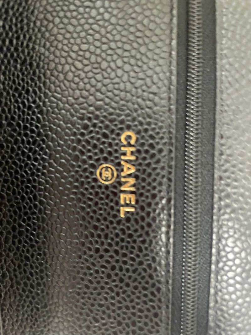 Chanel Schwarze klassische Brieftasche mit Kette (WOC) Caviar 2020