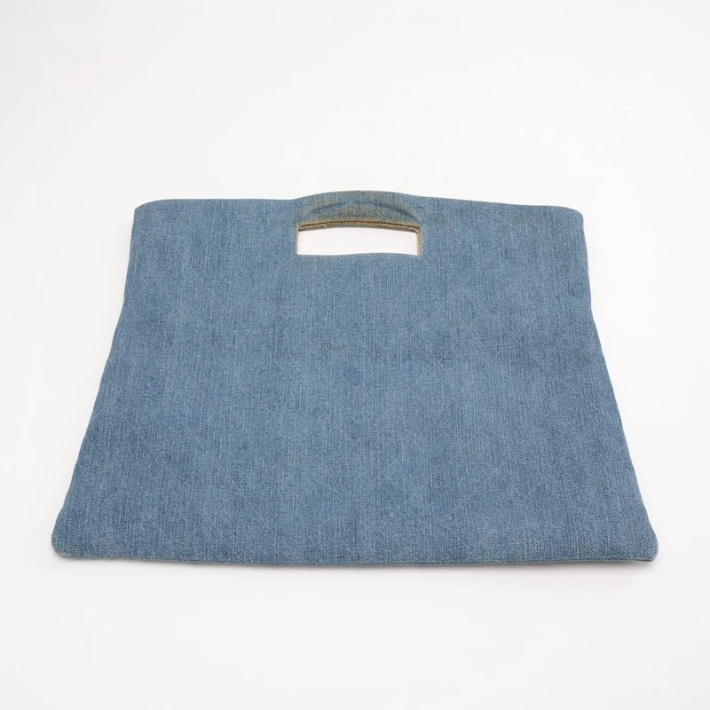 Chanel Vintage 1998 Denim Clutch mit überlappendem Griff und Cutout-Details, Blau, 1998