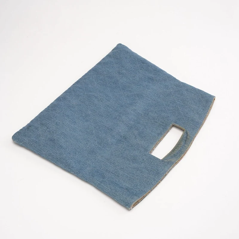 Chanel Vintage 1998 Denim Clutch mit überlappendem Griff und Cutout-Details, Blau, 1998