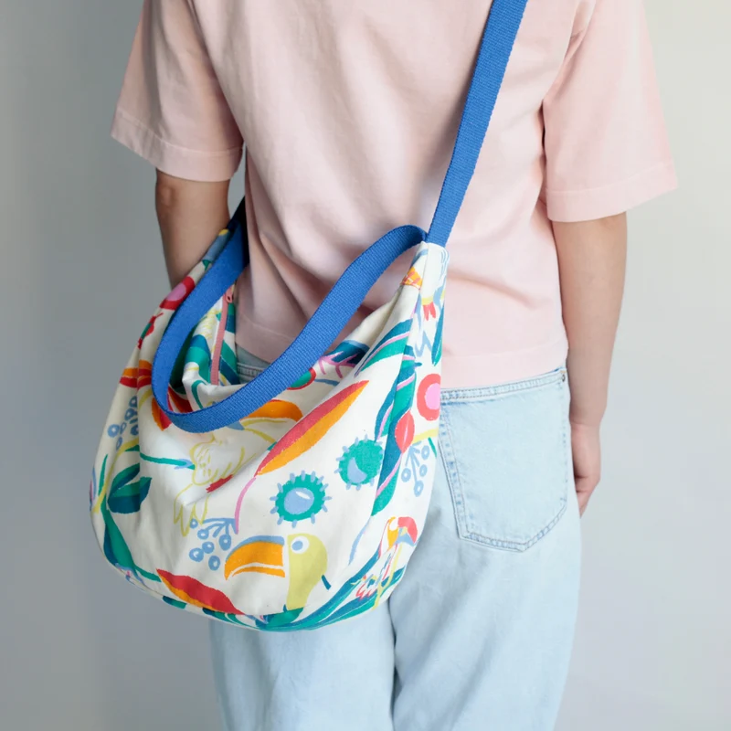 Upcycling Schultertasche 90er Tropical Print