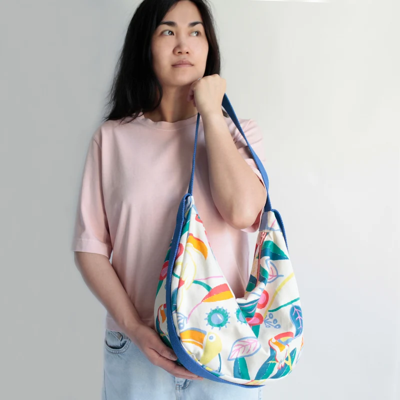 Upcycling Schultertasche 90er Tropical Print