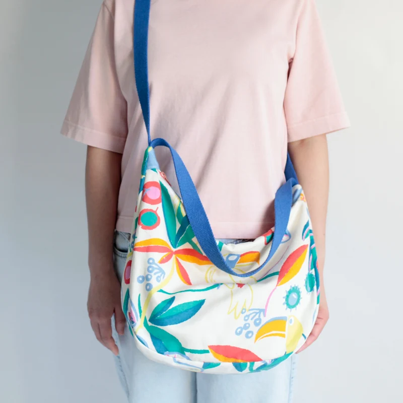 Upcycling Schultertasche 90er Tropical Print