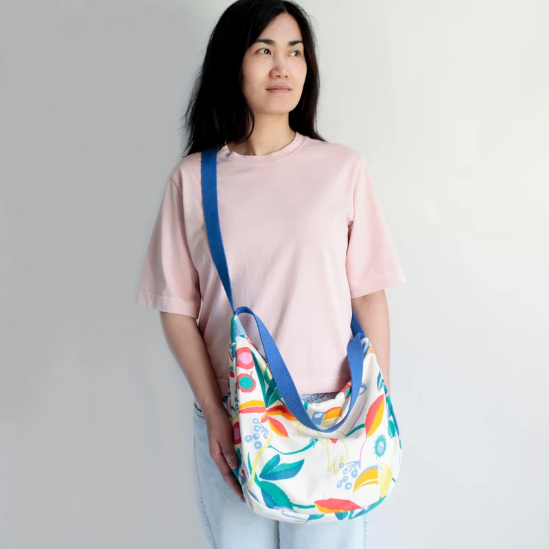 Upcycling Schultertasche 90er Tropical Print