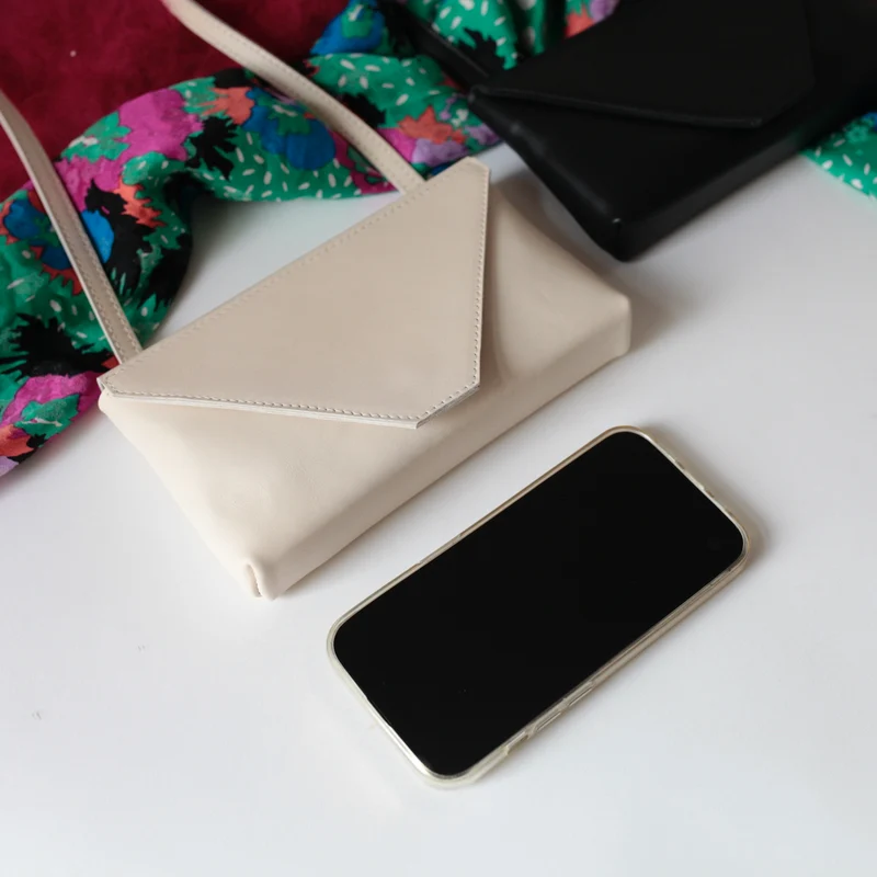 Minitasche Envelope Beere, Handytasche