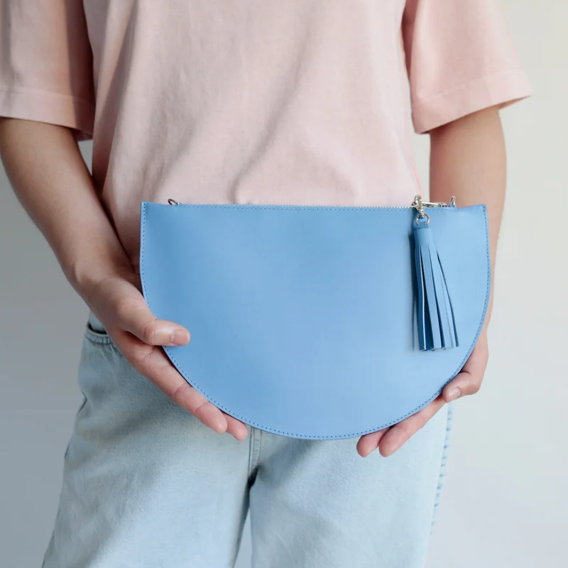 Halbmondtasche/ Clutch Himmelblau