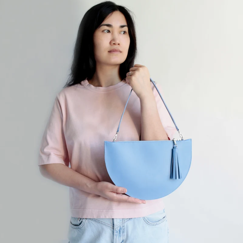 Halbmondtasche/ Clutch Himmelblau