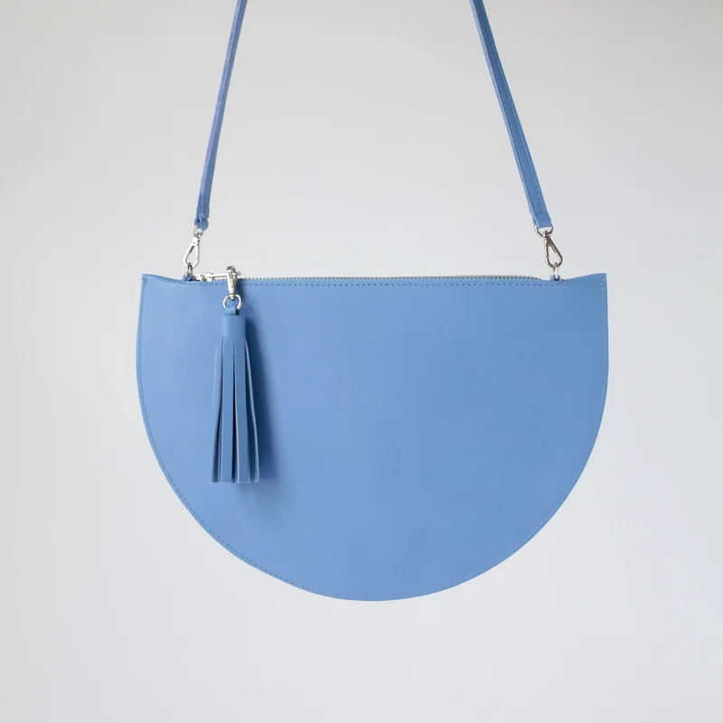 Halbmondtasche/ Clutch Himmelblau