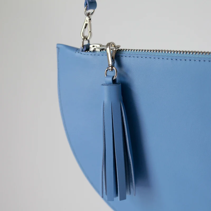 Halbmondtasche/ Clutch Himmelblau