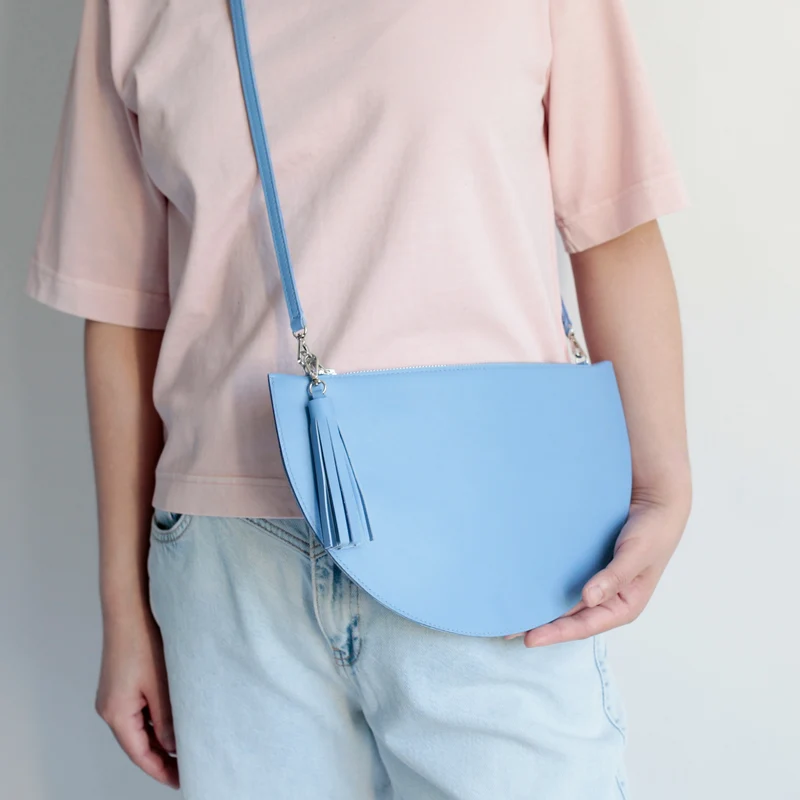 Halbmondtasche/ Clutch Himmelblau
