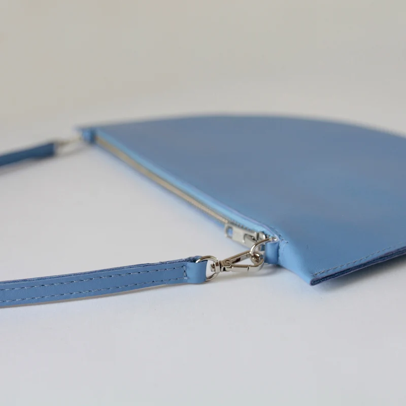 Halbmondtasche/ Clutch Himmelblau