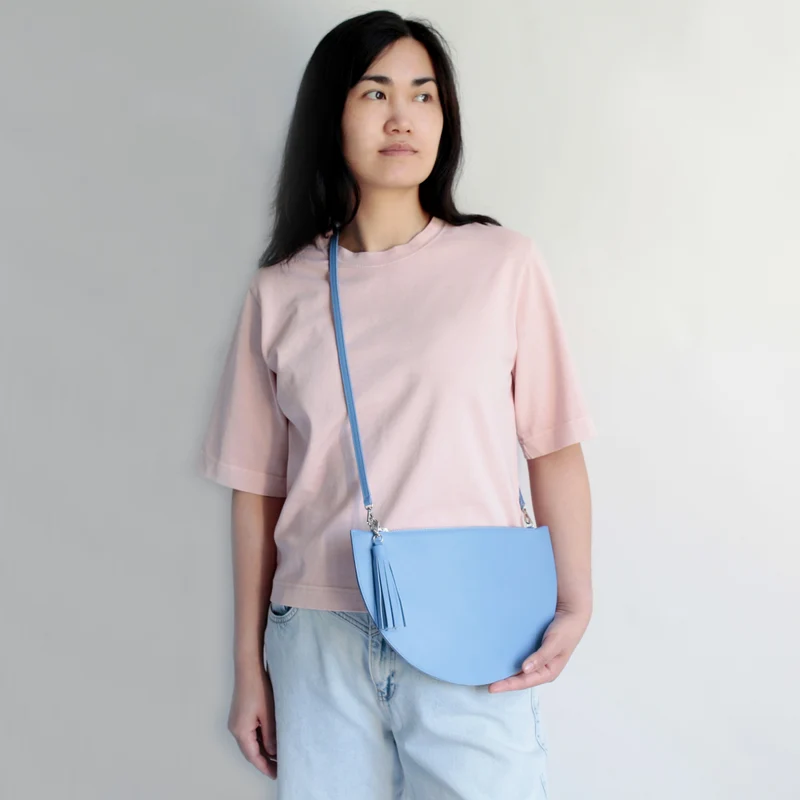 Halbmondtasche/ Clutch Himmelblau