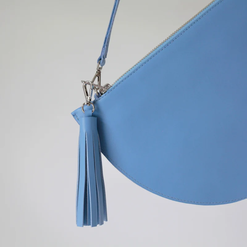 Halbmondtasche/ Clutch Himmelblau
