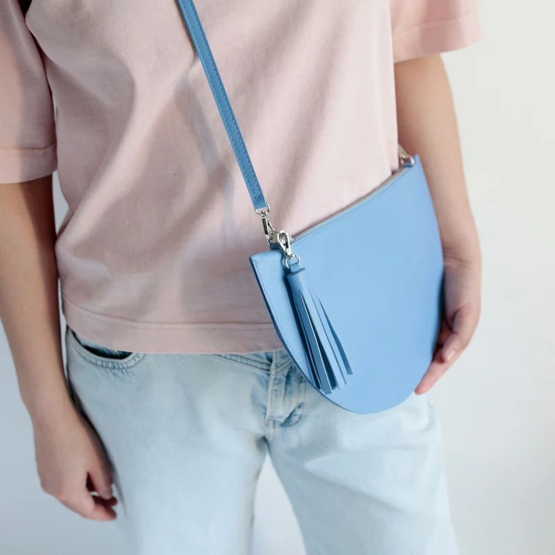 Halbmondtasche/ Clutch Himmelblau