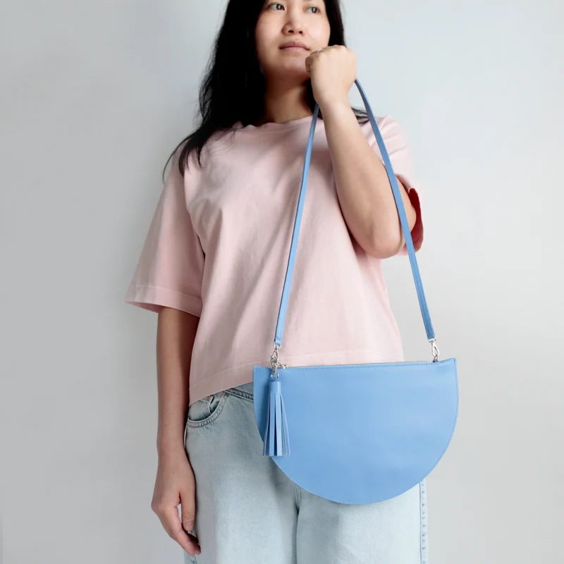 Halbmondtasche/ Clutch Himmelblau