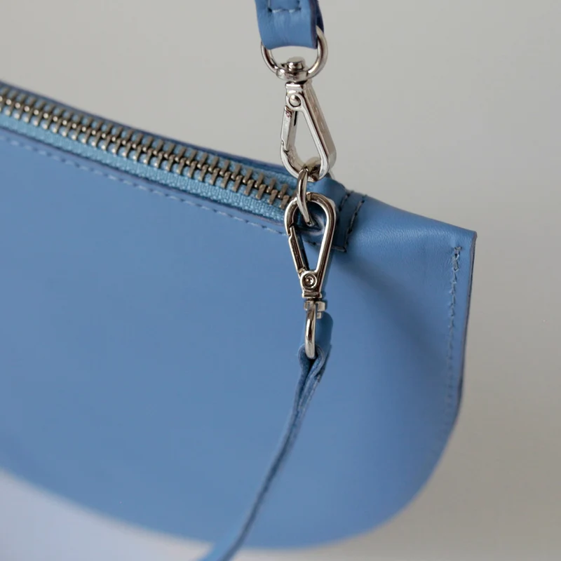 Halbmondtasche/ Clutch Himmelblau
