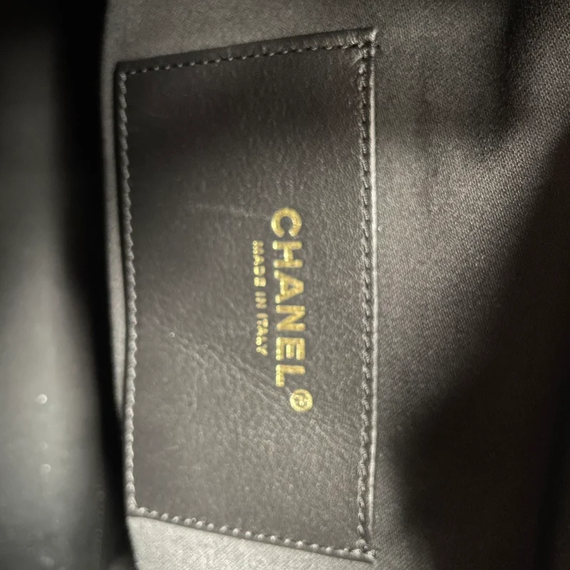 Chanel 25 Medium genarbtes Kalbsleder & Gold-Tone Schwarz 2025