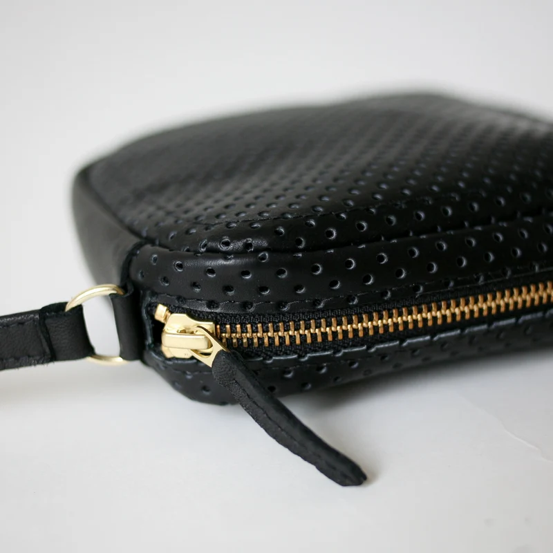 Handtasche ZIP S Schwarz perforiert