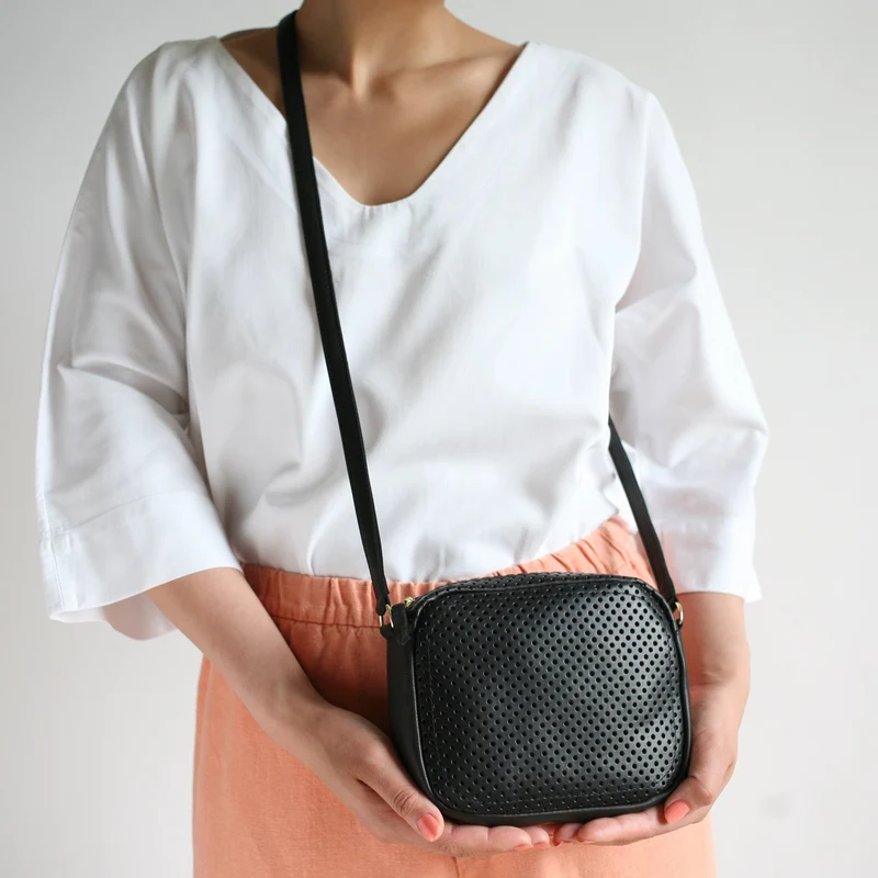 Handtasche ZIP S Schwarz perforiert