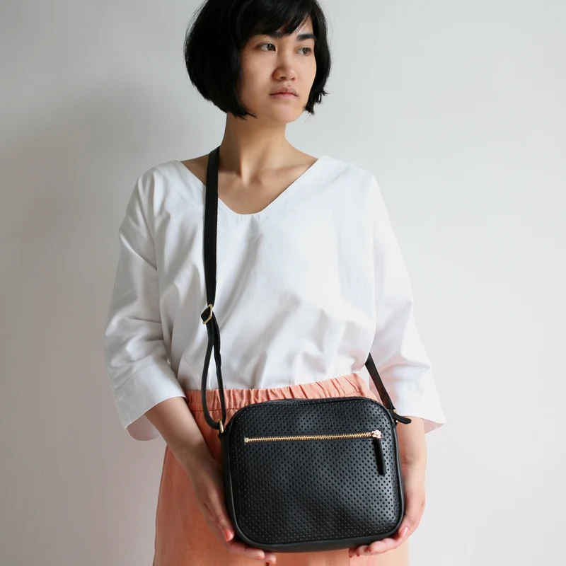 Handtasche ZIP M Schwarz perforiert