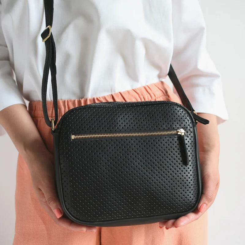 Handtasche ZIP M Schwarz perforiert